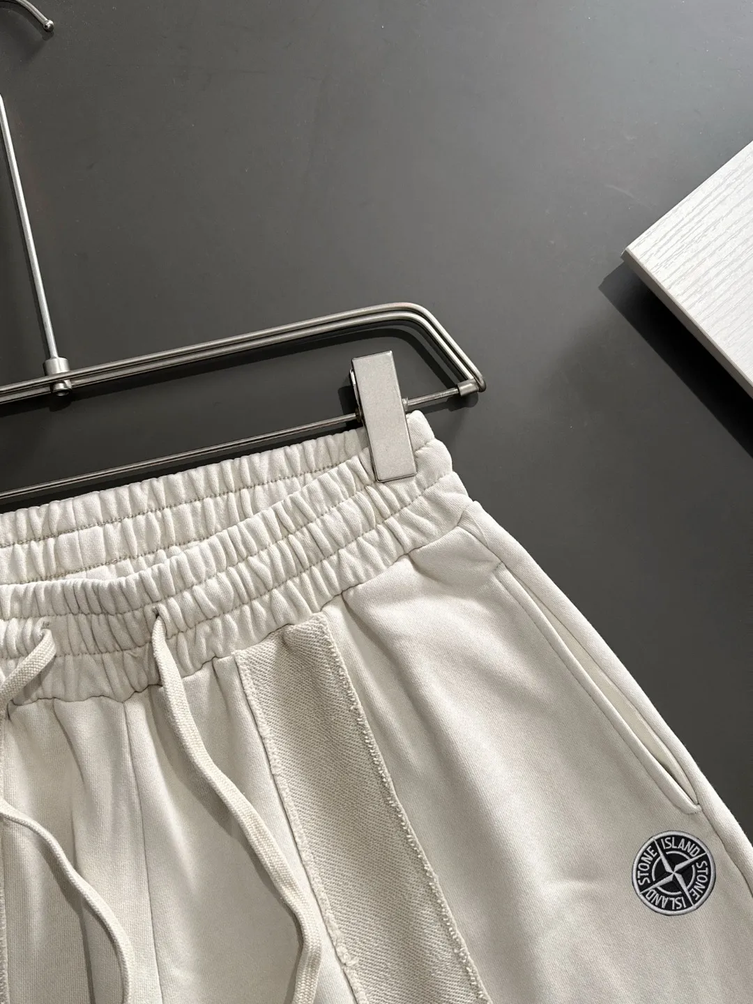 🅿️330 shipped next day, high quality Stone lsland/stone island 2025 spring and summer new style casual solid color loose shorts with elastic band, two needle stitches at the hem of the trousers, fine and firm stitching, custom-made fabrics at the counter, high breathability and comfort, impeccable details, brand element design concept, reflecting high quality. It feels delicate and soft! It presents a casual cut and the upper body shape is great! Size: S-XXL